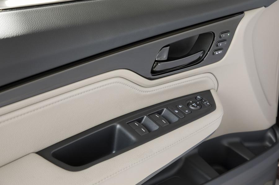 Детали интерьера Honda Odyssey 2017 года  (фото 152 из 160)